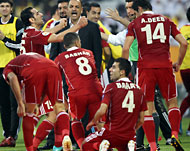 Hamad avec les joueurs de l'équipe nationale jordanienne lors de leur match contre le Japon (français)