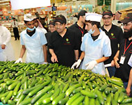 متدربون في برنامج عملي لإجراءات البيع في سوق الخضار (الجزيرة نت)
