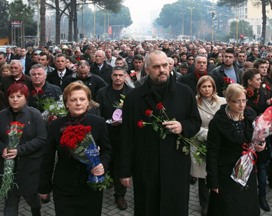إيدي راما يتقدم مسيرة لتكريم ثلاثة قتلوا بمظاهرة الجمعة في تيرانا (الفرنسية)