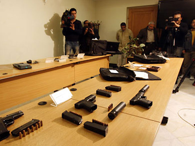 أسلحة ومعدات قالت طهران إنها ضبطتها مع المجموعة التي اغتالت العالم مسعود علي محمودي(الأوروبية-أرشيف)