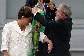 epa02512816 New Brazilian President, Dilma Rousseff (L), receives the presidential ribbon handed in by outgoing