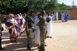 بعض أنصار مناهضي العبودية في موريتانيا يتجمعون أمام المحكمة لحضور وقائع المحاكمة