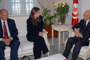 Tunisian Prime Minister Mohamed Ghannouchi (R) meets the General Secretary of the opposition's Progressive Democratic Party (PDP) Maya Jeridi (C) and Tunisian opposition leader and lawyer Ahmed Nejib Chebbi (L) to compose a government on January 15, 2011 in Tunis.