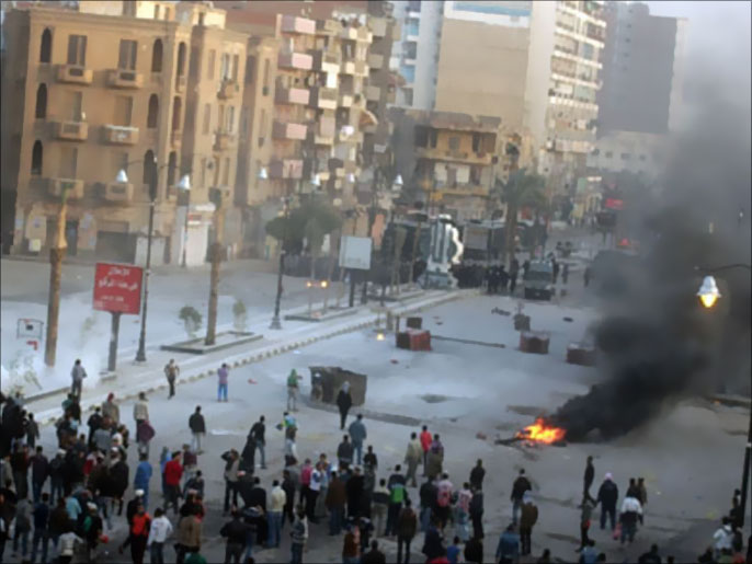 جانب من اشتباكات سابقة بين المتظاهرين والأمن بالسويس (الجزيرة)