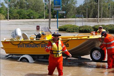 r_Emergency personnel unload their boat in floodwaters in Rockhampton, Queensland, January 4, 2011. Floodwaters eased in Australia's major coal mining region on Tuesday