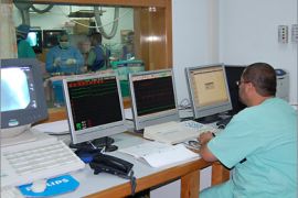 أطباء يجرون إحدى العمليات في المستشفى الأوربي وفيها أجهزة مرتبطة بغرفة مراقبة