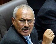الرئيس اليمني تعهد أمام مجلسي النواب والشورى بأنه لن يسعى لتمديد رئاسته ولن يورث ابنه الحكم (رويترز)