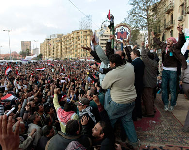 شباب التحرير أجمعوا على رفض تفويض مبارك سلطاته لسليمان (رويترز)