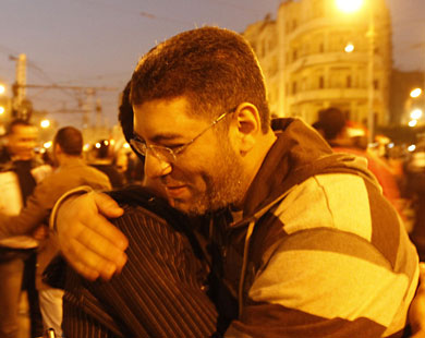 مصريون يتبادلون التهاني بسقوط مبارك (الفرنسية)