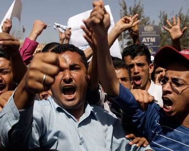 
محتجون ضد الحكومة بالبحرين (رويترز)