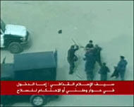 ذي غارديان: سحق المظاهرات في بنغازي حمل بطياته الطبيعة الوحشية للنظام الليبي 