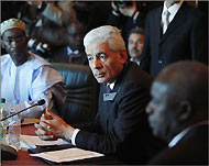 كوسا (وسط) ظل طيلة عقود رجل الظل لنظام القذافي قبل توليه قيادة الدبلوماسية 2009  (رويترز)