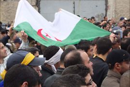 متظاهرون جزائريون يطالبون بالتغيير