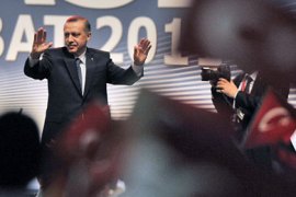 epa Turkish Prime Minister Recep Tayyip Erdogan greets the audience before his speech in Duesseldorf, Germany, 27 February 2011.