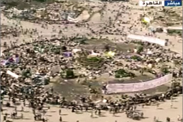 صورة من فيديو لمجرى الأحداث الأن في ميدان التحرير - الجزيرة