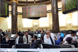 epa02649008 A genreal view shows the trading room of the Egyptian stock market in Cairo, Egypt, 23 March 2011. Egypt's benchmark EGX 30 index fell by around 8.9 per cent on 23 March 2011, on the bourse's first