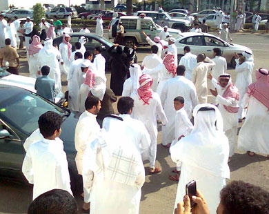 مظاهرة نادرة في السعودية تتعلق باحتجاجات على دور الحكومة في معالجة الدمار الذي خلفته السيول في المدينة (الجزيرة نت-أرشيف)