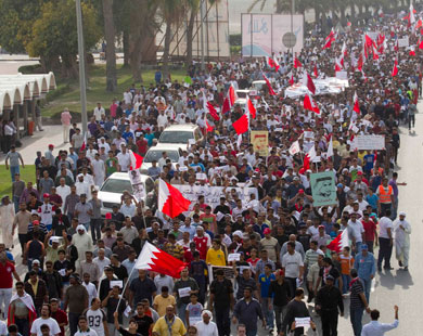 جانب من المظاهرات التي تشهدها البحرين وتلقي بظلال كثيفة على السعودية (رويترز)