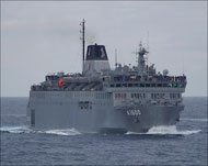 سفينة عسكرية تركية تقل أتراكا تم إجلاؤهم من ليبيا (رويترز)
