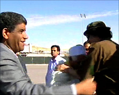 السنوسي (يسار) في صورة عرضها له التلفزيون الليبي بصحبة القذافي