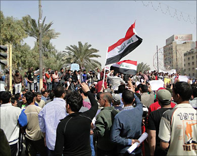 مظاهرات العراق توحدت خلف راية الوطن بعيدا عن أي نزعة طائفية (الجزيرة نت)