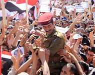 أحد الضباط اليمنيين ينضم لصفوف المحتجين أمام جامعة صنعاء (الجزيرة)