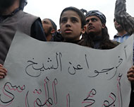 طفل يرفع لافتة تطالب بالإفراج عن أبي محمد المقدسي (الجزيرة نت-أرشيف)