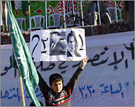 بن علي ومبارك ومن التالي لافتة يرفعها طفل (الجزيرة نت) 