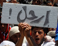 المعتصمون مصرون على رحيل صالح (رويترز)
