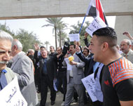 المتظاهرون يطالبون بتحسين الخدمات وتوفير فرص العمل (الجزيرة نت)