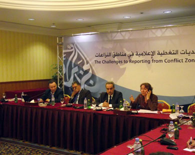 متحدثون في ندوة حماية الصحفيين خلال منتدى الجزيرة السادس (الجزيرة نت)