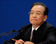 رئيس الوزراء الصيني يتحدث إلى الصحفيين في بكين (رويترز)