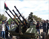 الثوار أسقطوا ثلاث طائرات تابعة للقذافي بأطراف مدينة بنغازي