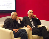 الكاتبان السالمي (يمين) والأبتر في معرض أبو ظبي للكتاب (الجزيرة)