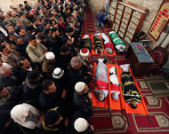 فلسطينيون يصلون الجنازة على