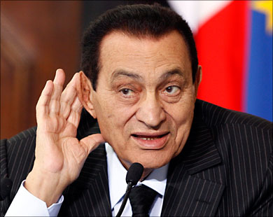 مبارك محبوس احتياطيا على ذمة قضايا فساد واتهامات بقتل المتظاهرين (رويترز-أرشيف)