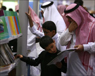 السعوديون يترقبون المعرض السنوي لكونه يعرض كتبا لا تباع عادة في مكتبات المملكة (رويترز- أرشيف)