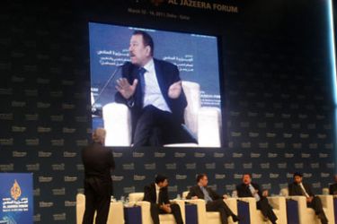 عبد الباري عطوان متحدثا في جلسة المنتدى عن دور الإعلام