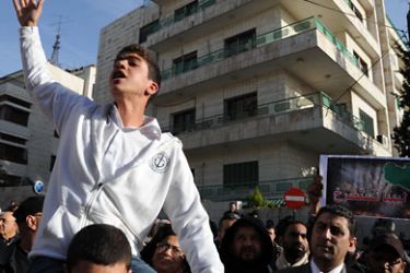 طالب مدرسة يقود تظاهرة مؤيدة للشعب الليبي أمام السفارة الليبية في عمان
