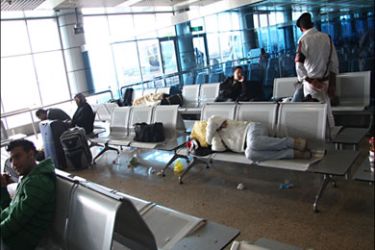 عدد من العالقين في مطار القاهرة