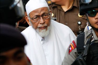 r_Radical Indonesian Muslim cleric Abu Bakar Bashir arrives at south Jakarta's court compound March 14, 2011. In the fifth session of his trial, state prosecutors present six witnesses to testify. Four men,