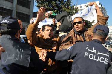 شباب جزائريون يعانون من البطالة يحتجون امام وزارة العمل و التشغيل و الضمان الاجتماعي
