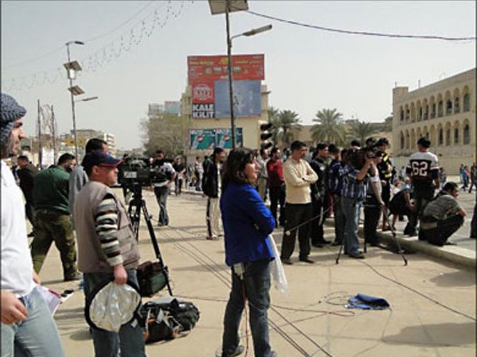 مجموعة اعلاميين وصحفيين في ساحة التحرير