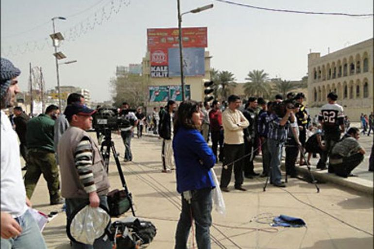 مجموعة اعلاميين وصحفيين في ساحة التحرير