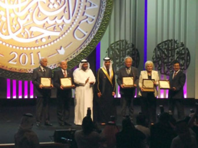 المكرمون يتوسطهم الشيخ منصور بن زايد آل نهيان في حفل توزيع جوائز جائزة الشيخ زايد.