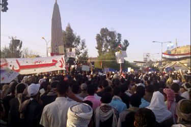 معتصمون في ساحة التغيير بصنعاء يطالبون برحيل صالح (الجزيرة نت).