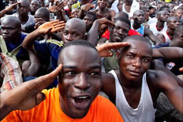 r_Youth supporters of Ivory Coast's Laurent Gbagbo gather at a stadium at army headquarters to sign up for military service in Abidjan March 21, 2011. Thousands of youth