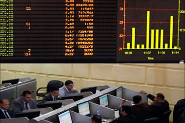 r_Traders work at the Egyptian Stock Exchange in Cairo March 23, 2011. The Egyptian stock exchange's broad index tumbled 9 percent on Wednesday after the bourse reopened