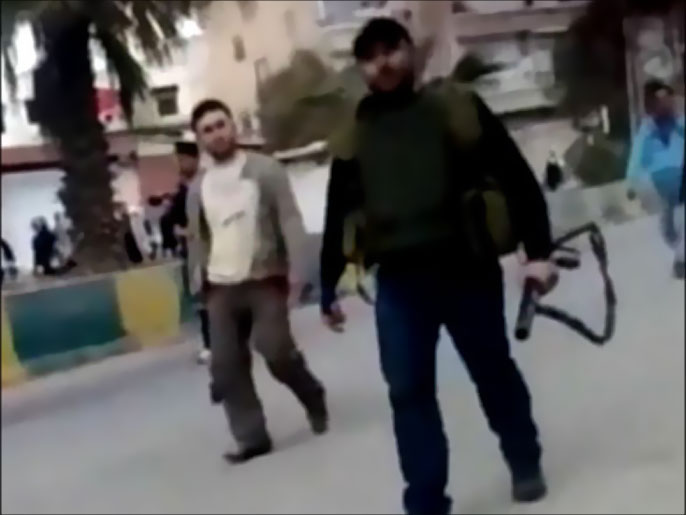 شبيحة النظام السوري يدعمهم رجال أمن في بلدة داريا قرب دمشق (الجزيرة)