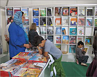 يتم تحفيز الناس صغارا وكبارا في اليوم العالمي للكتاب من خلال الفعاليات والأنشطة (الجزيرة-نت)